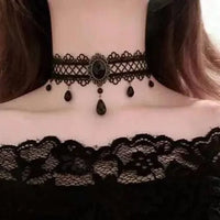 Choker dentelle noire – pendentif étoile gothique