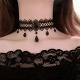 Choker dentelle noire – pendentif étoile gothique