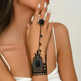 Des bijoux pour affiner votre look, bracelet couplé à une bague
