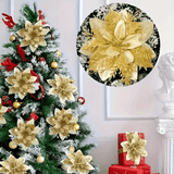 Un sapin chic décoré avec des fleurs de décoration dorées 