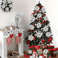 Un sapin chic décoré avec des fleurs de décoration argenté