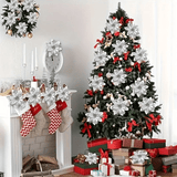 Un sapin chic décoré avec des fleurs de décoration argenté