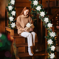 L'escalier d'une maison parfaitement décoré avec les fleurs de décoration