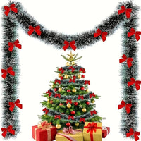 Guirlande de Noël enneigée avec nœuds rouges servant de déco.