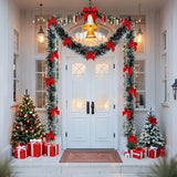 Guirlande de Noël enneigée avec nœuds rouges servant de déco à la devanture d'une maison. 