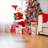 Père Noël grimpant à une chaînette dorée, sac vert, costume rouge et blanc.